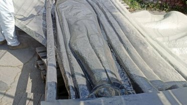 Фото: Металлурги восстанавливают барельеф училища искусств