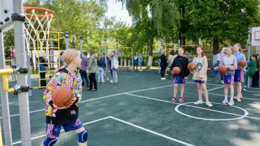 Фото: В череповецких школах оборудуют спортплощадки для детей-инвалидов