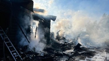 Фото: В деревне Череповецкого района сгорели дом и хозпостройка