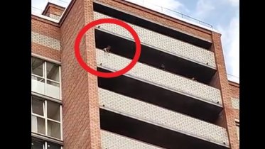 Фото: В Череповце дети сбрасывают бутылки с верхних этажей