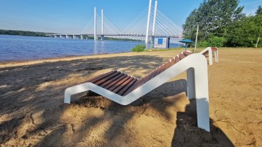 Фото: На городских пляжах появились лежаки и детский городок