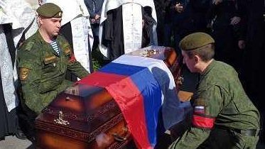 Фото: Солдат караула потерял сознание во время похорон бойца СВО