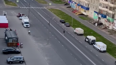 Фото: В Череповце подростки посреди проезжей части решили поиграть с мячом