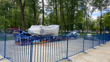 Фото: «Летающую машину» устанавливают в Соляном саду