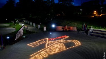 Фото: В Череповце из свечей составили Танк Победы