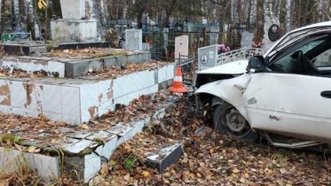 Фото: Под Череповцом автоледи въехала в кладбище