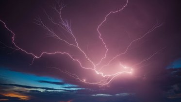 Фото: Молния зажгла деревянный дом под Череповцом