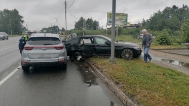 Фото: В Череповце сразу четыре автомобиля не поделили дорогу