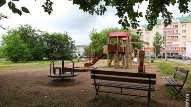 Фото: Взрослые деревья начали сажать в сквере на Карла Либкнехта