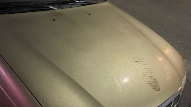 Фото: В Череповце двое неизвестных топтались по автомобилям