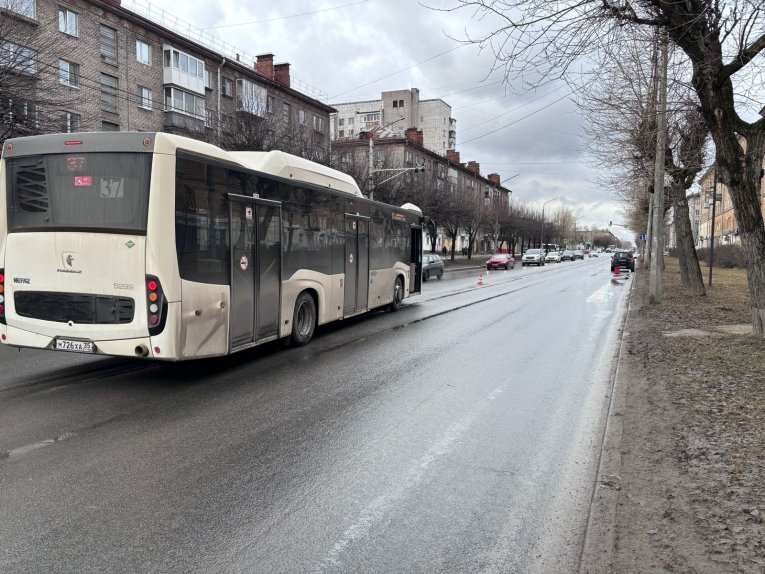 Фото: В Череповце в результате ДТП пострадала несовершеннолетняя пассажирка автобуса