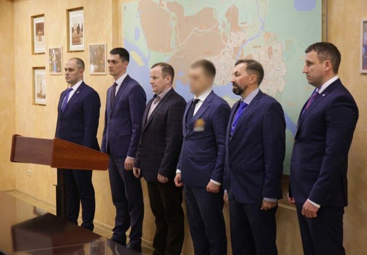 Фото: Фото кандидата в мэры Череповца стало причиной скандала: почему одно лицо оказалось скрытым?