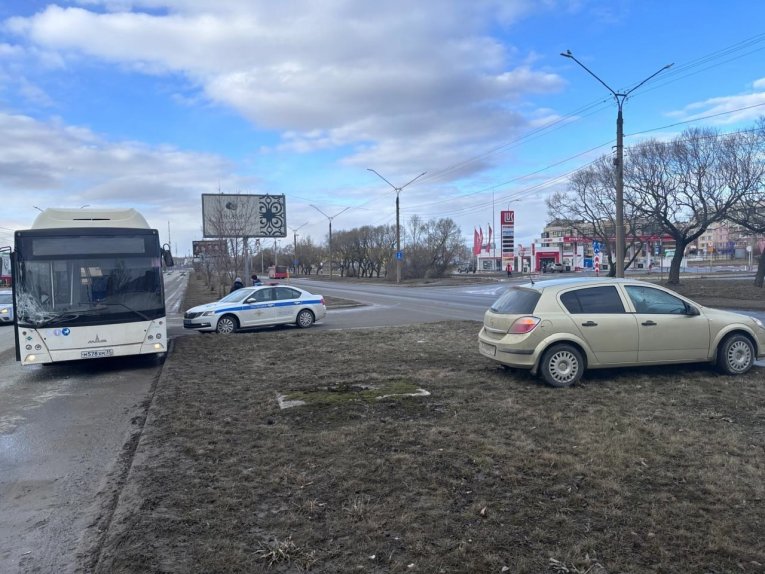 Фото: Сотрудники ГИБДД в Череповце выясняют подробности второго за сегодняшний день ДТП с участием легкового автомобиля и автобуса