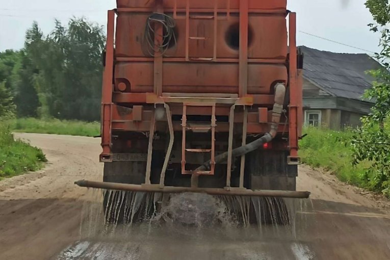 Фото: На Вологодчине стартовал сезон обработки дорог от пыли