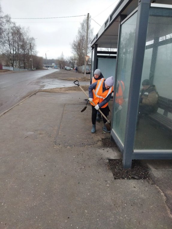 Фото: Череповец приводит остановочные павильоны в порядок к весеннему сезону