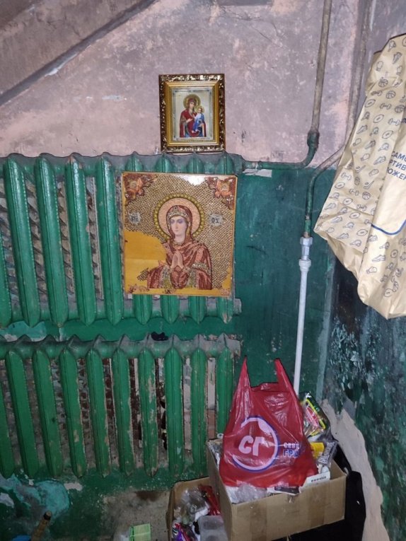 Фото: В Череповце жильцы выбросили иконы в подъезд