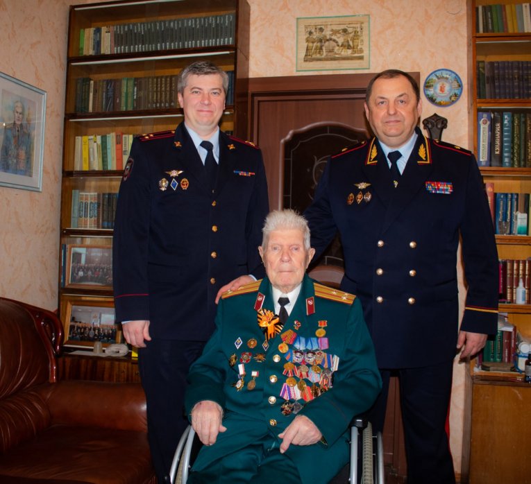 Фото: Глава вологодской полиции наградил ветерана Великой Отечественной войны
