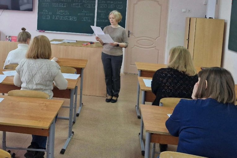 Фото: Взрослые в роли школьников: вологодские родители сдавали пробный ЕГЭ