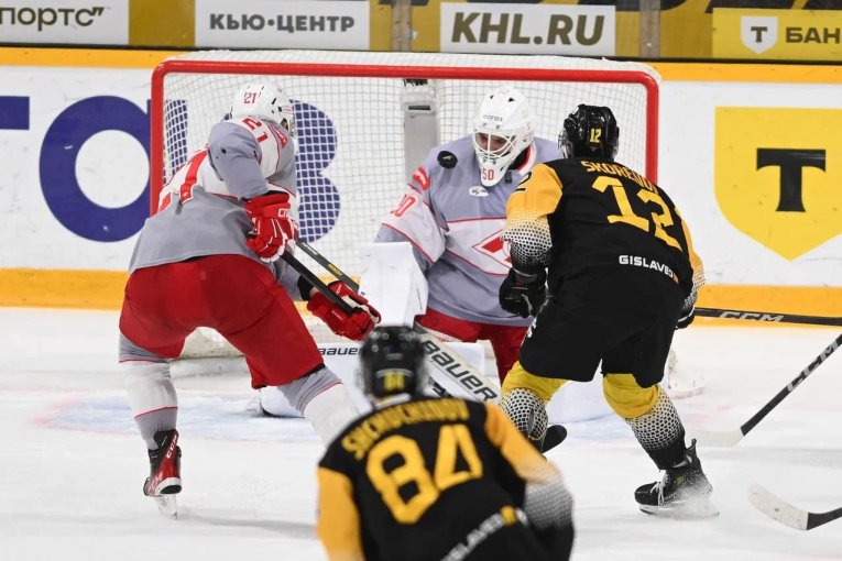 Фото: "Северсталь" вновь уступает "Спартаку" и оказывается в шаге от вылета