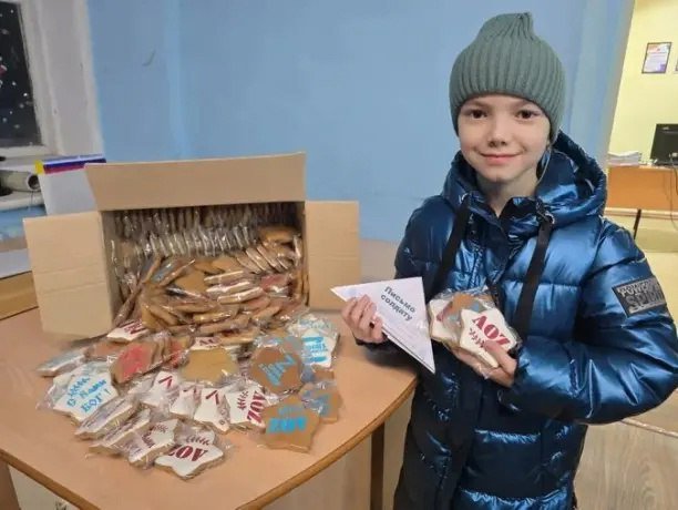 Фото: Великоустюгская школьница Василиса поддерживает бойцов СВО сладкими посылками