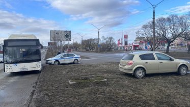 Фото: Сотрудники ГИБДД в Череповце выясняют подробности второго за сегодняшний день ДТП с участием легкового автомобиля и автобуса