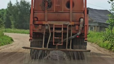 Фото: На Вологодчине стартовал сезон обработки дорог от пыли