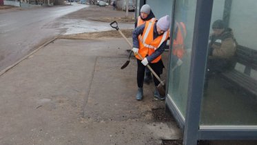 Фото: Череповец приводит остановочные павильоны в порядок к весеннему сезону