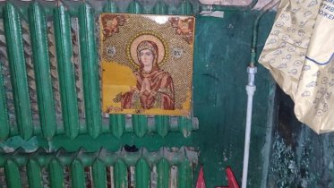 Фото: В Череповце жильцы выбросили иконы в подъезд