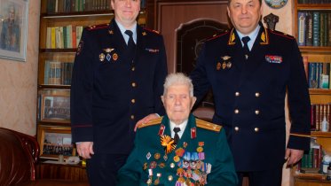 Фото: Глава вологодской полиции наградил ветерана Великой Отечественной войны