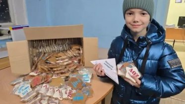 Фото: Великоустюгская школьница Василиса поддерживает бойцов СВО сладкими посылками