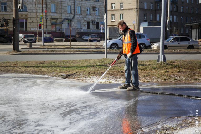 Фото: Чистота с блеском: в Череповце тротуары моют с шампунем