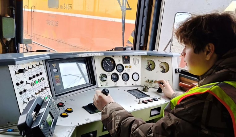 Фото: В Череповце транспортные полицейские провели для подростков экскурсию по закулисью РЖД