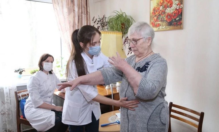 Фото: В Череповце продолжаются выездные обследования для пожилых горожан