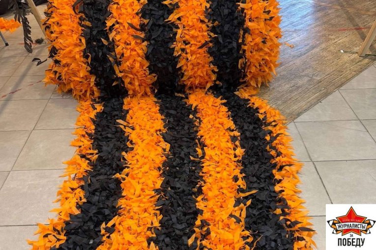 Фото: В Череповце волонтеры сплели 120-метровую георгиевскую ленту к 80-летию Победы