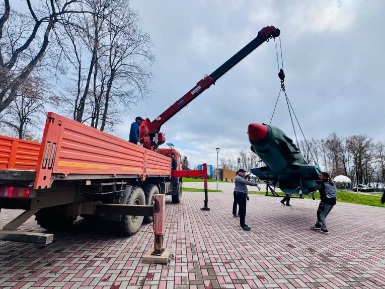 Фото: В парке Победы установили копию истребителя МиГ-3