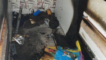 Фото: ЧП в Чагоде: пожарные спасли отца и двух мальчиков, игравших со спичками
