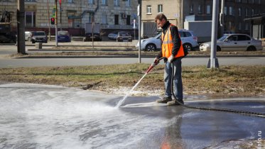 Фото: Чистота с блеском: в Череповце тротуары моют с шампунем