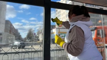 Фото: Завершаются работы по мойке трамвайных остановок в Череповце