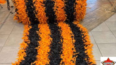 Фото: В Череповце волонтеры сплели 120-метровую георгиевскую ленту к 80-летию Победы