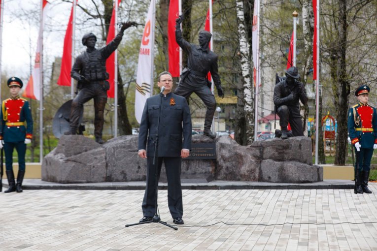 Фото: В Череповце открыли памятник выпускникам военных училищ, участникам войн и вооруженных конфликтов