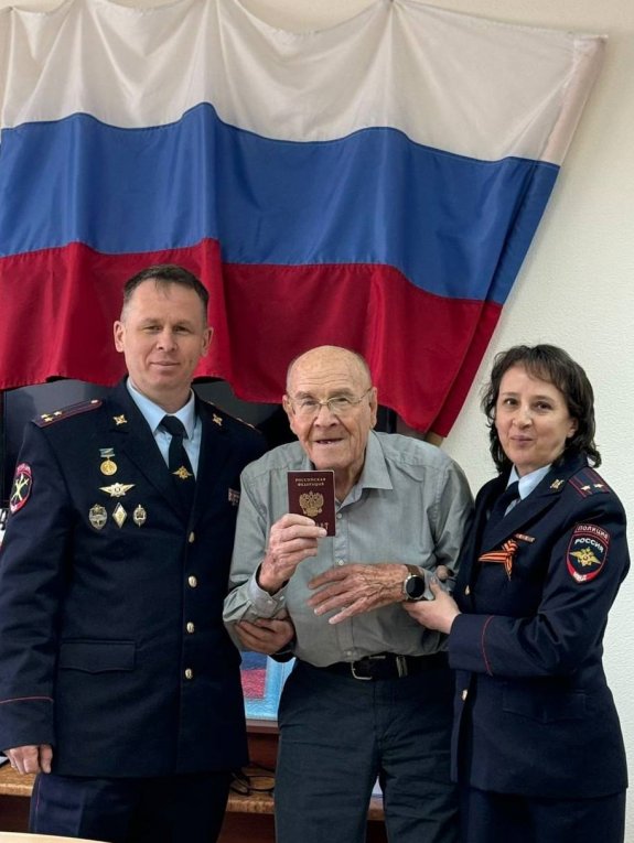 Фото: В Череповце 86-летний гражданин Узбекистана получил российский паспорт