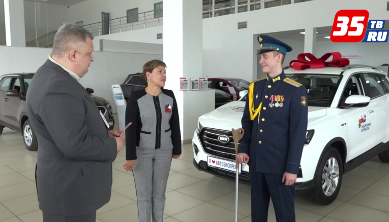 Фото: Череповецкий ветеран СВО получил автомобиль с ручным управлением