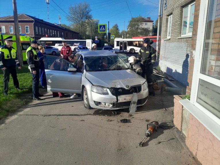 Фото: В Череповце на перекрёстке столкнулись два автомобиля: пострадали три человека