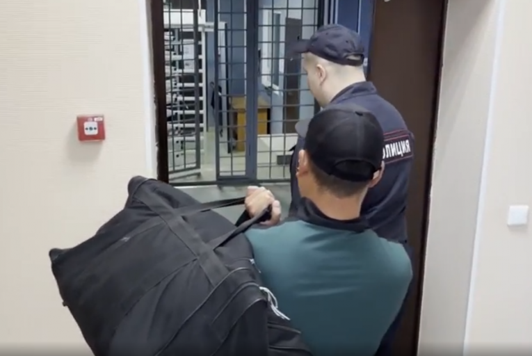 Фото: Повторное нарушение: в Череповце нелегального мигранта вновь выдворили из России