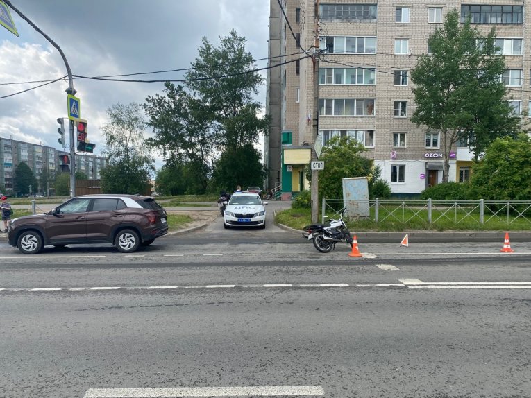Фото: В Череповце мотоциклист столкнулся с автомобилем на Олимпийской улице