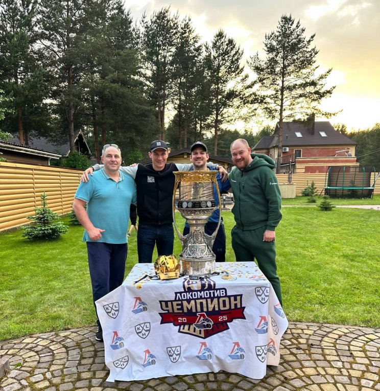 Фото: Богдан Киселевич привез Кубок Гагарина в Череповец