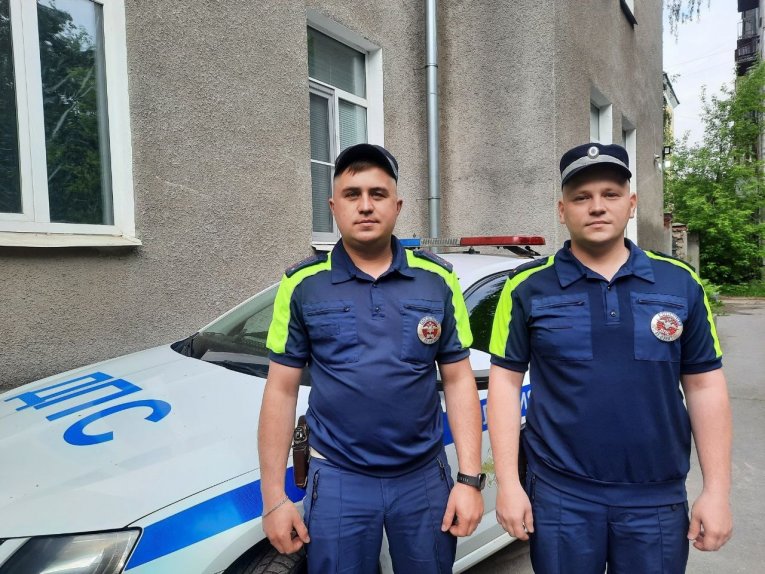 Фото: Сотрудники ГИБДД потушили пожар в Череповецком округе