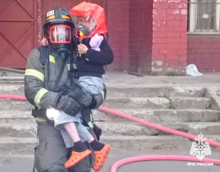 Фото: Череповецкие пожарные спасли из горящего дома 22 человека, включая шестерых детей