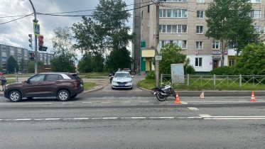 Фото: В Череповце мотоциклист столкнулся с автомобилем на Олимпийской улице