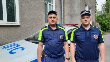 Фото: Сотрудники ГИБДД потушили пожар в Череповецком округе